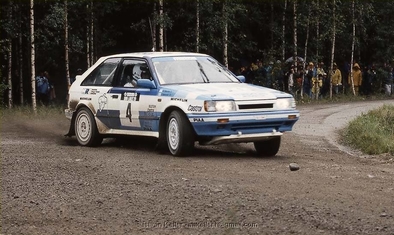 Timo Salonen - Voitto Silander
39º 1000 Lakes Rally 1989. Mazda 323 4WD (GJJ-044). Clasificado 2º.

Del 25 al 27 de Agosto, Jyväskylä, Finlandia.
Superficie: grava - tierra.

El Rally tenia un total de 1447.34 Km de los que 507.83 Km divididos en 43 tramos eran especiales.

Se inscribieron 200 equipos, tomaron la salida 189, finalizaron 69.

© Istvan Keller.
@
Palabras clave: Timo_Salonen;Mazda;4WD;Finlandia;1989;Finlandia