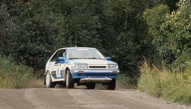 Timo Salonen - Voitto Silander
39º 1000 Lakes Rally 1989. Mazda 323 4WD (GJJ-044). Clasificado 2º.

Del 25 al 27 de Agosto, Jyväskylä, Finlandia.
Superficie: grava / tierra.

El Rally tenia un total de 1447.34 Km de los que 507.83 Km divididos en 43 tramos eran especiales.

Se inscribieron 200 equipos, tomaron la salida 189, finalizaron 69.@
Palabras clave: Timo_Salonen;Mazda;4WD;Finlandia;1989;Finlandia