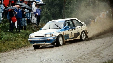 Timo Salonen - Voitto Silander
39º 1000 Lakes Rally 1989. Mazda 323 4WD (GJJ-044). Clasificado 2º.

Del 25 al 27 de Agosto, Jyväskylä, Finlandia.
Superficie: grava - tierra.

El Rally tenia un total de 1447.34 Km de los que 507.83 Km divididos en 43 tramos eran especiales.

Se inscribieron 200 equipos, tomaron la salida 189, finalizaron 69.

© Istvan Keller.
@
Palabras clave: Timo_Salonen;Mazda;4WD;Finlandia;1989;Finlandia