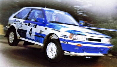 Timo Salonen - Voitto Silander
9º 1000 Lakes Rally 1989. Mazda 323 4WD (GJJ-044). Clasificado 2º.

Del 25 al 27 de Agosto, Jyväskylä, Finlandia.
Superficie: grava / tierra.

El Rally tenia un total de 1447.34 Km de los que 507.83 Km divididos en 43 tramos eran especiales.

Se inscribieron 200 equipos, tomaron la salida 189, finalizaron 69.@
Palabras clave: Timo_Salonen;Mazda;4WD;Finlandia;1989;Finlandia