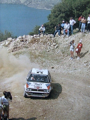 Didier Auriol - Bernard Occelli
36º Acropolis Rally 1989. Lancia Delta Integrale (TO 33821M). Clasificado 2º.

Del 27 de Mayo al 1 de Junio, Atenas, Grecia.
Superficie: tierra.

El Rally tenia un total de 1880.41 km de los que 588.51 km divididos en 42 tramos eran especiales.

Tomaron la salida 97 equipos, finalizaron 40.@
Palabras clave: Didier_Auriol;Lancia;Delta;Integrale;Acropolis;Grecia;1989