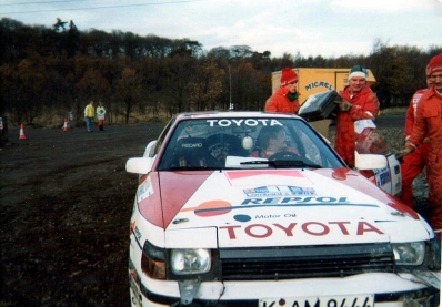 Juha Kankkunen - Juha Piironen
38º Lombard RAC Rally 1989. Toyota Celica GT-4 -ST165- (K-AM 9444). Clasificado 3º.

Del 19 al 23 de Noviembre, Nottingham, Inglaterra.
Superficie: tierra.

El Rally tenia un total de 3,081.99 Km de los que 603.57 Km divididos en 55 tramos eran especiales.

Se inscribieron 202 equipos, tomaron la salida 187, finalizaron 84.@
Palabras clave: ;Toyota;Celica;ST165;RAC_Rally;Gran_Bretaña;1989;Inglaterra
