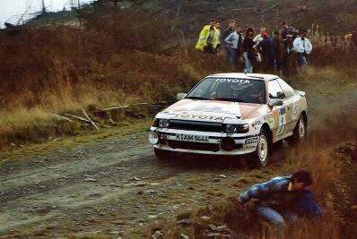 Juha Kankkunen - Juha Piironen
38º Lombard RAC Rally 1989. Toyota Celica GT-4 -ST165- (K-AM 9444). Clasificado 3º.

Del 19 al 23 de Noviembre, Nottingham, Inglaterra.
Superficie: tierra.

El Rally tenia un total de 3,081.99 Km de los que 603.57 Km divididos en 55 tramos eran especiales.

Se inscribieron 202 equipos, tomaron la salida 187, finalizaron 84.@
Palabras clave: ;Toyota;Celica;ST165;RAC_Rally;Gran_Bretaña;1989;Inglaterra