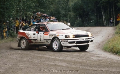 Carlos Sainz Cenamor - Luís Rodríguez Moya
39º 1000 Lakes Rally 1989. Toyota Celica GT-4 -ST165- (K-AM 6108). Clasificado 3º.

Del 25 al 27 de Agosto, Jyväskylä, Finlandia.
Superficie: grava / tierra.

El Rally tenia un total de 1447.34 Km de los que 507.83 Km divididos en 43 tramos eran especiales.

Se inscribieron 200 equipos, tomaron la salida 189, finalizaron 69.

© Istvan Keller.@
Palabras clave: ;Luis_Moya;Toyota;Celica;ST165;Finlandia;Finlandia;1989