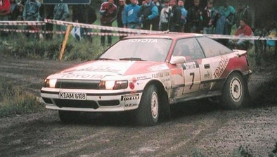 Carlos Sainz Cenamor - Luís Rodríguez Moya
39º 1000 Lakes Rally 1989. Toyota Celica GT-4 -ST165- (K-AM 6108). Clasificado 3º.

Del 25 al 27 de Agosto, Jyväskylä, Finlandia.
Superficie: grava / tierra.

El Rally tenia un total de 1447.34 Km de los que 507.83 Km divididos en 43 tramos eran especiales.

Se inscribieron 200 equipos, tomaron la salida 189, finalizaron 69.@
Palabras clave: ;Luis_Moya;Toyota;Celica;ST165;Finlandia;Finlandia;1989