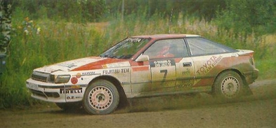 Carlos Sainz Cenamor - Luís Rodríguez Moya
39º 1000 Lakes Rally 1989. Toyota Celica GT-4 -ST165- (K-AM 6108). Clasificado 3º.

Del 25 al 27 de Agosto, Jyväskylä, Finlandia.
Superficie: grava / tierra.

El Rally tenia un total de 1447.34 Km de los que 507.83 Km divididos en 43 tramos eran especiales.

Se inscribieron 200 equipos, tomaron la salida 189, finalizaron 69.@
Palabras clave: ;Luis_Moya;Toyota;Celica;ST165;Finlandia;Finlandia;1989