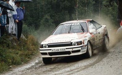 Carlos Sainz Cenamor - Luís Rodríguez Moya
39º 1000 Lakes Rally 1989. Toyota Celica GT-4 -ST165- (K-AM 6108). Clasificado 3º.

Del 25 al 27 de Agosto, Jyväskylä, Finlandia.
Superficie: grava / tierra.

El Rally tenia un total de 1447.34 Km de los que 507.83 Km divididos en 43 tramos eran especiales.

Se inscribieron 200 equipos, tomaron la salida 189, finalizaron 69.@
Palabras clave: ;Luis_Moya;Toyota;Celica;ST165;Finlandia;Finlandia;1989