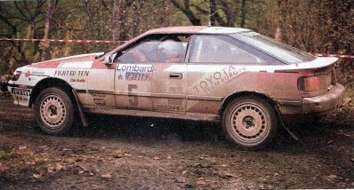Kenneth Eriksson - Staffan Parmander
38º Lombard RAC Rally 1989. Toyota Celica GT-4 -ST165- (K-AM 7089). Clasificado 4º.

Del 19 al 23 de Noviembre, Nottingham, Inglaterra.
Superficie: tierra.

El Rally tenia un total de 3,081.99 Km de los que 603.57 Km divididos en 55 tramos eran especiales.

Se inscribieron 202 equipos, tomaron la salida 187, finalizaron 84.@
Palabras clave: ;Toyota;Celica;ST165;RAC_Rally;Gran_Bretaña;1989;Inglaterra