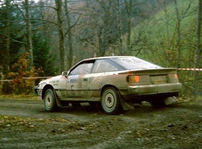 Kenneth Eriksson - Staffan Parmander
38º Lombard RAC Rally 1989. Toyota Celica GT-4 -ST165- (K-AM 7089). Clasificado 4º.
Del 19 al 23 de Noviembre, Nottingham, Inglaterra.
Superficie: tierra.
El Rally tenia un total de 3,081.99 Km de los que 603.57 Km divididos en 55 tramos eran especiales.
Se inscribieron 202 equipos, tomaron la salida 187, finalizaron 84.@
Palabras clave: ;Toyota;Celica;ST165;RAC_Rally;Gran_Bretaña;1989;Inglaterra