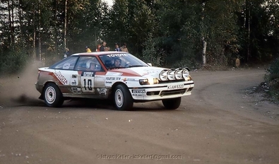 Kenneth Eriksson - Peter Diekmann
39º 1000 Lakes Rally 1989. Toyota Celica GT-4 -ST165- (K-AM 6320). Clasificado 4º.

Del 25 al 27 de Agosto, Jyväskylä, Finlandia.
Superficie: grava / tierra.

El Rally tenia un total de 1447.34 Km de los que 507.83 Km divididos en 43 tramos eran especiales.

Se inscribieron 200 equipos, tomaron la salida 189, finalizaron 69.@
Palabras clave: ;Toyota;Celica;ST165;Finlandia;Finlandia;1989