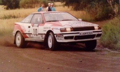 Kenneth Eriksson - Peter Diekmann
39º 1000 Lakes Rally 1989. Toyota Celica GT-4 -ST165- (K-AM 6320). Clasificado 4º.

Del 25 al 27 de Agosto, Jyväskylä, Finlandia.
Superficie: grava / tierra.

El Rally tenia un total de 1447.34 Km de los que 507.83 Km divididos en 43 tramos eran especiales.

Se inscribieron 200 equipos, tomaron la salida 189, finalizaron 69.@
Palabras clave: ;Toyota;Celica;ST165;Finlandia;Finlandia;1989