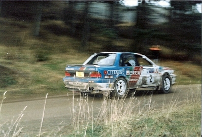 Ari Vatanen - Bruno Berglund
38º Lombard RAC Rally 1989. Mitsubishi Galant VR-4 (E300 MMM). Clasificado 5º.

Del 19 al 23 de Noviembre, Nottingham, Inglaterra.
Superficie: tierra.

El Rally tenia un total de 3,081.99 Km de los que 603.57 Km divididos en 55 tramos eran especiales.

Se inscribieron 202 equipos, tomaron la salida 187, finalizaron 84.@
Palabras clave: ;Mitsubishi;Galant;RAC_Rally;Gran_Bretaña;1989
