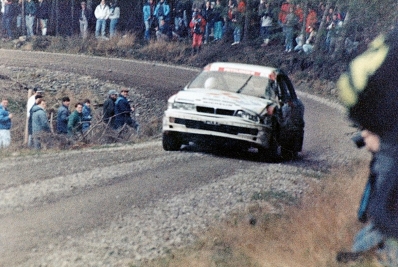 Ari Vatanen - Bruno Berglund
38º Lombard RAC Rally 1989. Mitsubishi Galant VR-4 (E300 MMM). Clasificado 5º.

Del 19 al 23 de Noviembre, Nottingham, Inglaterra.
Superficie: tierra.

El Rally tenia un total de 3,081.99 Km de los que 603.57 Km divididos en 55 tramos eran especiales.

Se inscribieron 202 equipos, tomaron la salida 187, finalizaron 84.@
Palabras clave: ;Mitsubishi;Galant;RAC_Rally;Gran_Bretaña;1989