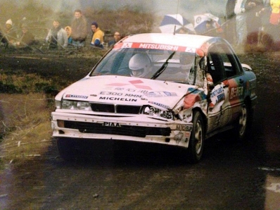 Ari Vatanen - Bruno Berglund
38º Lombard RAC Rally 1989. Mitsubishi Galant VR-4 (E300 MMM). Clasificado 5º.

Del 19 al 23 de Noviembre, Nottingham, Inglaterra.
Superficie: tierra.

El Rally tenia un total de 3,081.99 Km de los que 603.57 Km divididos en 55 tramos eran especiales.

Se inscribieron 202 equipos, tomaron la salida 187, finalizaron 84.@
Palabras clave: ;Mitsubishi;Galant;RAC_Rally;Gran_Bretaña;1989