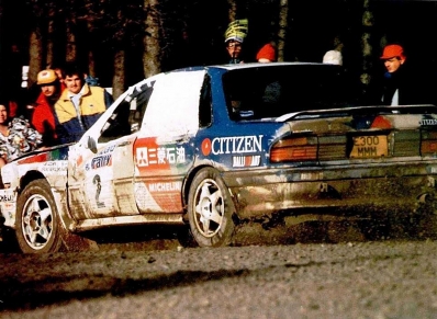 Ari Vatanen - Bruno Berglund
38º Lombard RAC Rally 1989. Mitsubishi Galant VR-4 (E300 MMM). Clasificado 5º.

Del 19 al 23 de Noviembre, Nottingham, Inglaterra.
Superficie: tierra.

El Rally tenia un total de 3,081.99 Km de los que 603.57 Km divididos en 55 tramos eran especiales.

Se inscribieron 202 equipos, tomaron la salida 187, finalizaron 84.@
Palabras clave: ;Mitsubishi;Galant;RAC_Rally;Gran_Bretaña;1989