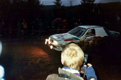 Ari Vatanen - Bruno Berglund
38º Lombard RAC Rally 1989. Mitsubishi Galant VR-4 (E300 MMM). Clasificado 5º.

Del 19 al 23 de Noviembre, Nottingham, Inglaterra.
Superficie: tierra.

El Rally tenia un total de 3,081.99 Km de los que 603.57 Km divididos en 55 tramos eran especiales.

Se inscribieron 202 equipos, tomaron la salida 187, finalizaron 84.@
Palabras clave: ;Mitsubishi;Galant;RAC_Rally;Gran_Bretaña;1989