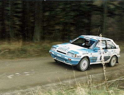 Timo Salonen - Voitto Silander
38º Lombard RAC Rally 1989. Mazda 323 4WD (GJJ-044). Clasificado 6º.

Del 19 al 23 de Noviembre, Nottingham, Inglaterra.
Superficie: tierra.

El Rally tenia un total de 3,081.99 Km de los que 603.57 Km divididos en 55 tramos eran especiales.

Se inscribieron 202 equipos, tomaron la salida 187, finalizaron 84.@
Palabras clave: Timo_Salonen;Mazda;4WD;RAC_Rally;Gran_Bretaña;1989;Inglaterra