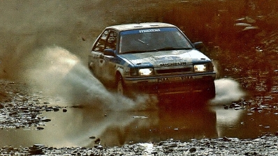 Timo Salonen - Voitto Silander
38º Lombard RAC Rally 1989. Mazda 323 4WD (GJJ-044). Clasificado 6º.

Del 19 al 23 de Noviembre, Nottingham, Inglaterra.
Superficie: tierra.

El Rally tenia un total de 3,081.99 Km de los que 603.57 Km divididos en 55 tramos eran especiales.

Se inscribieron 202 equipos, tomaron la salida 187, finalizaron 84.@
Palabras clave: Timo_Salonen;Mazda;4WD;RAC_Rally;Inglaterra;1989