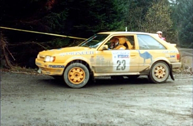 Mikael Sundstrom - Juha Repo
38º Lombard RAC Rally 1989. Mazda 323 4WD (BLE-942). Clasificado 7º.

Del 19 al 23 de Noviembre, Nottingham, Inglaterra.
Superficie: tierra.

El Rally tenia un total de 3,081.99 Km de los que 603.57 Km divididos en 55 tramos eran especiales.

Se inscribieron 202 equipos, tomaron la salida 187, finalizaron 84.@
Palabras clave: Mazda;4WD;RAC_Rally;Gran_Bretaña;1989