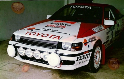 Juha Kankkunen - Juha Piironen
23º Rallye de Portugal Vinho do Porto 1989. Toyota Celica GT-4 -ST165- (K-AM 801). Abandonó por motor en SS17 Sao Lourenco de 26.40 Km..

Del 28 de Febrero al 4 de Marzo, Estoril, Portugal.
Superficie: asfalto - tierra.

El Rally tenia un total de 2153.02 km de los que 576.88 km divididos en 38 tramos eran especiales, (una de ellas fue cancelada SS18 Ponte de Lima de 16.80 Km).

Tomaron la salida 93 equipos, finalizaron 38.@
Palabras clave: ;Juha_Piironen;Toyota;Celica;ST165;Portugal;1989;Parque_Cerrado