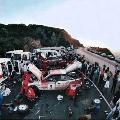Asistencia del Equipo Toyota Team Europe en el 36º Acropolis Rally 1989
En los Toyota Celica GT-4 (ST165) de:

2# (K-AM 8332) Juha Kankkunen - Juha Piironen.
Abandonó por salida de pista en SS36 Gardiki de 22,87 Km.

El otro Toyota que se puede ver podrí­a ser de Carlos Sainz - Luis Moya (K-AM 2623) ó el de Kenneth Eriksson - Staffan Parmander (K-AM 5265), ambos abandonaron.
El primero por chasis roto y el segundo por fuego en el coche.

Del 27 de Mayo al 1 de Junio, Atenas, Grecia.
Superficie: tierra.

El Rally tenia un total de 1880.41 km de los que 588.51 km divididos en 42 tramos eran especiales.

Tomaron la salida 97 equipos, finalizaron 40.
@
Palabras clave: ;Toyota;Celica;Grecia;Acropolis;ST165;1989;Asistencias
