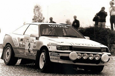 Juha Kankkunen - Juha Piironen
23º Rallye de Portugal Vinho do Porto 1989. Toyota Celica GT-4 -ST165- (K-AM 801). Abandonó por motor en SS17 Sao Lourenco de 26.40 Km..

Del 28 de Febrero al 4 de Marzo, Estoril, Portugal.
Superficie: asfalto - tierra.

El Rally tenia un total de 2153.02 km de los que 576.88 km divididos en 38 tramos eran especiales, (una de ellas fue cancelada SS18 Ponte de Lima de 16.80 Km).

Tomaron la salida 93 equipos, finalizaron 38.@
Palabras clave: ;Juha_Piironen;Toyota;Celica;ST165;Portugal;1989