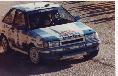 Timo Salonen - Voitto Silander
57º Rallye Automobile de Monte-Carlo 1989. Mazda 323 4WD (HSR-290). Abandonó en SS4 Burzet de 45.00 Km por exceso de penalización.

Del 21 al 26 de Enero, Monte-Carlo.
Superficie: asfalto - nieve.

El Rally tenia un total de 2872.82 km, de los que 613.25 km, divididos en 24 tramos, eran especiales.

Tomaron la salida 172 equipos, finalizaron 83.@
Palabras clave: Timo_Salonen;Voitto_Silander;Mazda;Montecarlo;1989