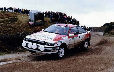 Bjorn Waldegard - Fred Gallagher
23º Rallye de Portugal Vinho do Porto 1989. Toyota Celica GT-4 (ST165). Abandonó por la caja de cambios en SS25 Armamar de 9.30 Km.

Del 28 de Febrero al 4 de Marzo, Estoril, Portugal.
Superficie: asfalto - tierra.

El Rally tenia un total de 2153.02 km de los que 576.88 km divididos en 38 tramos eran especiales, (una de ellas fue cancelada SS18 Ponte de Lima de 16.80 Km).

Tomaron la salida 93 equipos, finalizaron 38.@
Palabras clave: ;Toyota;Celica;ST165;Portugal;1989