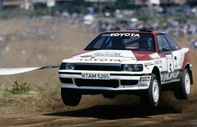 Kenneth Eriksson - Staffan Parmander
36º Acropolis Rally 1989. Toyota Celica GT-4 -ST165- (K-AM 5265). Abandonó por fuego en SS13 Aghia Sotira de 22,94 Km.

Del 27 de Mayo al 1 de Junio, Atenas, Grecia.
Superficie: tierra.

El Rally tenia un total de 1880.41 km de los que 588.51 km divididos en 42 tramos eran especiales.

Tomaron la salida 97 equipos, finalizaron 40.@
Palabras clave: ;Toyota;Celica;Grecia;Acropolis;ST165;1989;