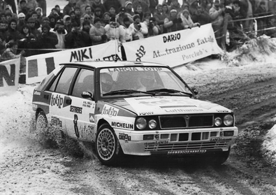 Alex Fiorio - Luigi Pirollo
57º Rallye Automobile de Monte-Carlo 1989. Lancia Delta Integrale (TO 70781L). Abandonó por accidente en SS5 Chateau Boulogne de 30.00 km, resultando fallecidos dos aficionados.

Alex, (hijo de Cesare Fiorio, patrón del equipo Lancia), perdió el control del coche después de un pequeño cambio de rasante.

Los espectadores fallecidos resultaron ser el piloto de Rallyes Lars-Erik Thorp de 28 años y su copiloto Bertil-Rune Rehnfeldt
D.E.P. / R.I.P.

Thorp y Rehnfeldt no competí­an en el Monte-Carlo, sólo hací­an reconocimientos para ayudar a su compañero Fredrik Skoghag, piloto de rally de Suecia, el cual competía con un Lancia Delta Integrale.

Mientras tomaban un descanso, Torph y Rehnfeldt decidieron presenciar la quinta etapa del rally.

El piloto italiano Alex Fiorio se salió de la carretera y bajó por un terraplén a unos 145 km/h.

El coche al salirse de la carretera y antes de bajar por el terraplén, se estrelló contra Torph y Rehnfeldt, causando la muerte de ambos instantáneamente.

Fiorio y su copiloto Luigi Pirollo resultaron ilesos.

Del 21 al 26 de Enero, Monte-Carlo.
Superficie: asfalto - nieve.

El Rally tenia un total de 2872.82 km, de los que 613.25 km, divididos en 24 tramos, eran especiales.

Tomaron la salida 172 equipos, finalizaron 83.@
Palabras clave: ;Lancia;Delta;Integrale;Montecarlo;1989