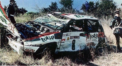 Alex Fiorio - Luigi Pirollo
57º Rallye Automobile de Monte-Carlo 1989. Lancia Delta Integrale (TO 70781L). Abandonó por accidente en SS5 Chateau Boulogne de 30.00 km, resultando fallecidos dos aficionados.

Alex, (hijo de Cesare Fiorio, patrón del equipo Lancia), perdió el control del coche después de un pequeño cambio de rasante. 

Los espectadores fallecidos resultaron ser el piloto de Rallyes Lars-Erik Thorp de 28 años y su copiloto Bertil-Rune Rehnfeldt
D.E.P. / R.I.P.

Thorp y Rehnfeldt no competí­an en el Monte-Carlo, sólo hací­an reconocimientos para ayudar a su compañero Fredrik Skoghag, piloto de rally de Suecia, el cual competía con un 	Lancia Delta Integrale.

Mientras tomaban un descanso, Torph y Rehnfeldt decidieron presenciar la quinta etapa del rally. 

El piloto italiano Alex Fiorio se salió de la carretera y bajó por un terraplén a unos 145 km/h.

El coche al salirse de la carretera y antes de bajar por el terraplén, se estrelló contra Torph y Rehnfeldt, causando la muerte de ambos instantáneamente.

Fiorio y su copiloto Luigi Pirollo resultaron ilesos.

Del 21 al 26 de Enero, Monte-Carlo.
Superficie: asfalto - nieve.

El Rally tenia un total de 2872.82 km, de los que 613.25 km, divididos en 24 tramos, eran especiales.

Tomaron la salida 172 equipos, finalizaron 83.@
Palabras clave: ;Lancia;Delta;Integrale;Montecarlo;1989;crash