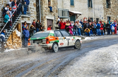 Alex Fiorio - Luigi Pirollo
57º Rallye Automobile de Monte-Carlo 1989. Lancia Delta Integrale (TO 70781L). Abandonó por accidente en SS5 Chateau Boulogne de 30.00 km, resultando fallecidos dos aficionados.

Alex, (hijo de Cesare Fiorio, patrón del equipo Lancia), perdió el control del coche después de un pequeño cambio de rasante.

Los espectadores fallecidos resultaron ser el piloto de Rallyes Lars-Erik Thorp de 28 años y su copiloto Bertil-Rune Rehnfeldt
D.E.P. / R.I.P.

Thorp y Rehnfeldt no competí­an en el Monte-Carlo, sólo hací­an reconocimientos para ayudar a su compañero Fredrik Skoghag, piloto de rally de Suecia, el cual competía con un Lancia Delta Integrale.

Mientras tomaban un descanso, Torph y Rehnfeldt decidieron presenciar la quinta etapa del rally.

El piloto italiano Alex Fiorio se salió de la carretera y bajó por un terraplén a unos 145 km/h.

El coche al salirse de la carretera y antes de bajar por el terraplén, se estrelló contra Torph y Rehnfeldt, causando la muerte de ambos instantáneamente.

Fiorio y su copiloto Luigi Pirollo resultaron ilesos.

Del 21 al 26 de Enero, Monte-Carlo.
Superficie: asfalto - nieve.

El Rally tenia un total de 2872.82 km, de los que 613.25 km, divididos en 24 tramos, eran especiales.

Tomaron la salida 172 equipos, finalizaron 83.
@
Palabras clave: ;Lancia;Delta;Integrale;Montecarlo;1989
