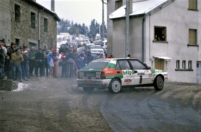 Alex Fiorio - Luigi Pirollo
57º Rallye Automobile de Monte-Carlo 1989. Lancia Delta Integrale (TO 70781L). Abandonó por accidente en SS5 Chateau Boulogne de 30.00 km, resultando fallecidos dos aficionados.

Alex, (hijo de Cesare Fiorio, patrón del equipo Lancia), perdió el control del coche después de un pequeño cambio de rasante.

Los espectadores fallecidos resultaron ser el piloto de Rallyes Lars-Erik Thorp de 28 años y su copiloto Bertil-Rune Rehnfeldt
D.E.P. / R.I.P.

Thorp y Rehnfeldt no competí­an en el Monte-Carlo, sólo hací­an reconocimientos para ayudar a su compañero Fredrik Skoghag, piloto de rally de Suecia, el cual competía con un Lancia Delta Integrale.

Mientras tomaban un descanso, Torph y Rehnfeldt decidieron presenciar la quinta etapa del rally.

El piloto italiano Alex Fiorio se salió de la carretera y bajó por un terraplén a unos 145 km/h.

El coche al salirse de la carretera y antes de bajar por el terraplén, se estrelló contra Torph y Rehnfeldt, causando la muerte de ambos instantáneamente.

Fiorio y su copiloto Luigi Pirollo resultaron ilesos.

Del 21 al 26 de Enero, Monte-Carlo.
Superficie: asfalto - nieve.

El Rally tenia un total de 2872.82 km, de los que 613.25 km, divididos en 24 tramos, eran especiales.

Tomaron la salida 172 equipos, finalizaron 83.

© McKlein
@
Palabras clave: ;Lancia;Delta;Integrale;Montecarlo;1989