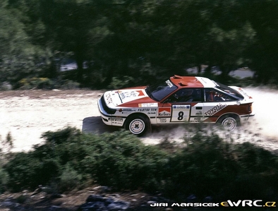 Carlos Sainz Cenamor - Luís Rodríguez Moya
36º Acropolis Rally 1989. Toyota Celica GT-4 -ST165- (K-AM 2623). Abandonó por chasis roto en SS34 Neraida de 34,74 Km.
Toyota Team Europe

Las ruedas durí­simas que Pirelli fabricó para el rally, al no contar con la mousse anti pinchazos, hicieron estragos en los chasis de los Toyota. Dichos chasis tení­an que ser soldados continuamente en las asistencias, hasta que no aguantaron más vibraciones.

Del 27 de Mayo al 1 de Junio, Atenas, Grecia.
Superficie: tierra.

El Rally tenia un total de 1880.41 km de los que 588.51 km divididos en 42 tramos eran especiales.

Tomaron la salida 97 equipos, finalizaron 40.
@
Palabras clave: ;Toyota;Celica;Grecia;Acropolis;ST165;1989