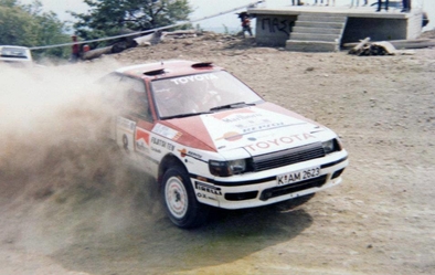 Carlos Sainz Cenamor - Luís Rodríguez Moya
36º Acropolis Rally 1989. Toyota Celica GT-4 -ST165- (K-AM 2623). Abandonó por chasis roto en SS34 Neraida de 34,74 Km.
Toyota Team Europe

Las ruedas durí­simas que Pirelli fabricó para el rally, al no contar con la mousse anti pinchazos, hicieron estragos en los chasis de los Toyota. Dichos chasis tení­an que ser soldados continuamente en las asistencias, hasta que no aguantaron más vibraciones.

Del 27 de Mayo al 1 de Junio, Atenas, Grecia.
Superficie: tierra.

El Rally tenia un total de 1880.41 km de los que 588.51 km divididos en 42 tramos eran especiales.

Tomaron la salida 97 equipos, finalizaron 40.
@
Palabras clave: ;Toyota;Celica;Grecia;Acropolis;ST165;1989