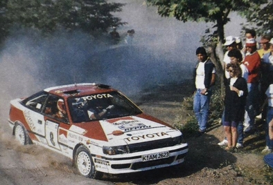 Carlos Sainz Cenamor - Luís Rodríguez Moya
36º Acropolis Rally 1989. Toyota Celica GT-4 -ST165- (K-AM 2623). Abandonó por chasis roto en SS34 Neraida de 34,74 Km.
Toyota Team Europe

Las ruedas durí­simas que Pirelli fabricó para el rally, al no contar con la mousse anti pinchazos, hicieron estragos en los chasis de los Toyota. Dichos chasis tení­an que ser soldados continuamente en las asistencias, hasta que no aguantaron más vibraciones.

Del 27 de Mayo al 1 de Junio, Atenas, Grecia.
Superficie: tierra.

El Rally tenia un total de 1880.41 km de los que 588.51 km divididos en 42 tramos eran especiales.

Tomaron la salida 97 equipos, finalizaron 40.
@
Palabras clave: ;Toyota;Celica;Grecia;Acropolis;ST165;1989
