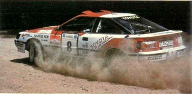 Carlos Sainz Cenamor - Luís Rodríguez Moya
36º Acropolis Rally 1989. Toyota Celica GT-4 -ST165- (K-AM 2623). Abandonó por chasis roto en SS34 Neraida de 34,74 Km.
Toyota Team Europe

Las ruedas durí­simas que Pirelli fabricó para el rally, al no contar con la mousse anti pinchazos, hicieron estragos en los chasis de los Toyota. Dichos chasis tení­an que ser soldados continuamente en las asistencias, hasta que no aguantaron más vibraciones.

Del 27 de Mayo al 1 de Junio, Atenas, Grecia.
Superficie: tierra.

El Rally tenia un total de 1880.41 km de los que 588.51 km divididos en 42 tramos eran especiales.

Tomaron la salida 97 equipos, finalizaron 40.
@
Palabras clave: Toyota;Celica;Grecia;Acropolis;ST165;1989