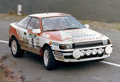 Carlos Sainz Cenamor - Luis Moya
23º Rallye de Portugal - Vinho do Porto 1989. Toyota Celica GT-4 (ST165). Abandonó por accidente en SS16 Arcos - Portela de 26.50 Km.

Del 28 de Febrero al 4 de Marzo, Estoril, Portugal.
Superficie: asfalto - tierra.

El Rally tenia un total de 2153.02 km de los que 576.88 km divididos en 38 tramos eran especiales, (una de ellas fue cancelada SS18 Ponte de Lima de 16.80 Km).

Tomaron la salida 93 equipos, finalizaron 38.@
Palabras clave: ;Toyota;Celica;ST165;Portugal;1989