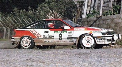Carlos Sainz Cenamor - Luis Moya
23º Rallye de Portugal - Vinho do Porto 1989. Toyota Celica GT-4 (ST165). Abandonó por accidente en SS16 Arcos - Portela de 26.50 Km.

Del 28 de Febrero al 4 de Marzo, Estoril, Portugal.
Superficie: asfalto - tierra.

El Rally tenia un total de 2153.02 km de los que 576.88 km divididos en 38 tramos eran especiales, (una de ellas fue cancelada SS18 Ponte de Lima de 16.80 Km).

Tomaron la salida 93 equipos, finalizaron 38.@
Palabras clave: ;Toyota;Celica;ST165;Portugal;1989