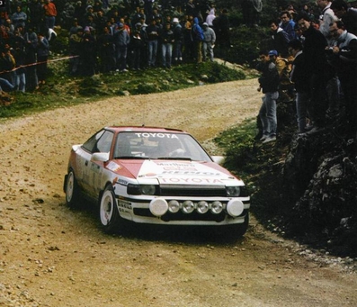 Carlos Sainz Cenamor - Luà­s Moya
23º Rallye de Portugal - Vinho do Porto 1989. Toyota Celica GT-4 (ST165). Abandonó por accidente en SS16 Arcos - Portela de 26.50 Km.

Del 28 de Febrero al 4 de Marzo, Estoril, Portugal.
Superficie: asfalto - tierra.

El Rally tenia un total de 2153.02 km de los que 576.88 km divididos en 38 tramos eran especiales, (una de ellas fue cancelada SS18 Ponte de Lima de 16.80 Km).

Tomaron la salida 93 equipos, finalizaron 38.@
Palabras clave: ;Luis_Moya;Toyota;Celica;ST165;Portugal;1989