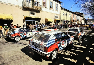 24º Rallye de Portugal Vinho do Porto 1990
3 Lancia Delta Integrale 16v de:

#4 (TO 51889N) de Didier Auriol - Bernard Occelli, clasificado 2º.

#6 (TO 51891N) de Juha Kankkunen - Juha Piironen, clasificado 3º.

#1 (TO 51890N) de Miki Biasion - Tiziano Siviero, clasificado 1º.

También podemos ver el 2# Toyota Celica GT-4-ST165- (K-AM 791) de Carlos Sainz - Luis Moya, abandonó por la transmisión del coche en SS34 Salgueiro - Colmeal 2 de 13.98 Km.

Del 6 al 10 de Marzo, Estoril, Cascais, Lisboa, Portugal.
Superficie: asfalto - tierra.

El Rally tenia un total de 2047.51 Km de los que 556.10 km Km divididos en 39 tramos eran especiales, (uno de ellos fue cancelado SS11 Prestimo de 11.90 Km).

Se inscribieron 108 equipos, tomaron la salida 100, finalizaron 34.
@
Palabras clave: Didier_Auriol;Miki_Biasion;Lancia Delta;Integrale;Toyota;Celica;ST165;Portugal;Parque_Cerrado;1990
