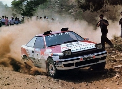 Carlos Sainz Cenamor - Luis Moya
37º Acrópolis Rally 1990. Toyota Celica GT-4 -ST165- (K-AM 3342). Clasificado 1º.

Del 3 al 6 de Junio, Atenas, Grecia.
Superficie: tierra.

El Rally tenia un total de 2034.53 km de los que 593.17 km divididos en 48 tramos eran especiales, (2 de ellas fueron canceladas SS6 Aghios Merkourios de 13.77 Km y SS15 Aghia Sotira 1 de 15.33 Km).

Tomaron la salida 97 equipos, finalizaron 34.@
Palabras clave: ;Toyota;Celica;ST165;Acropolis;Grecia;1990