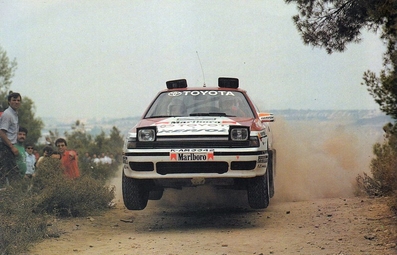 Carlos Sainz Cenamor - Lui­s Moya
37º Acrópolis Rally 1990. Toyota Celica GT-4 -ST165- (K-AM 3342). Clasificado 1º.
Del 3 al 6 de Junio, Atenas, Grecia.
Superficie: tierra.
El Rally tenia un total de 2034.53 km de los que 593.17 km divididos en 48 tramos eran especiales, (2 de ellas fueron canceladas SS6 Aghios Merkourios de 13.77 Km y SS15 Aghia Sotira 1 de 15.33 Km).
Tomaron la salida 97 equipos, finalizaron 34.@
Palabras clave: ;Toyota;Celica;ST165;Acropolis;Grecia;1990
