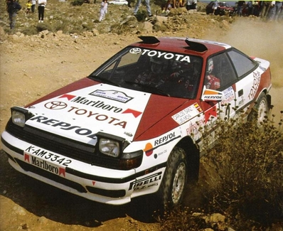 Carlos Sainz Cenamor - Lui­s Moya
37º Acrópolis Rally 1990. Toyota Celica GT-4 -ST165- (K-AM 3342). Clasificado 1º.

Del 3 al 6 de Junio, Atenas, Grecia.
Superficie: tierra.

El Rally tenia un total de 2034.53 km de los que 593.17 km divididos en 48 tramos eran especiales, (2 de ellas fueron canceladas SS6 Aghios Merkourios de 13.77 Km y SS15 Aghia Sotira 1 de 15.33 Km).

Tomaron la salida 97 equipos, finalizaron 34.@
Palabras clave: ;Toyota;Celica;ST165;Acropolis;Grecia;1990