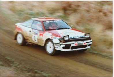 Carlos Sainz - Luís Moya
46º Lombard RAC Rally 1990. Toyota Celica GT-4 -ST165- (K-AM 7878). Clasificado 1º.

Del 25 al 28 de Noviembre, Harrogate, Yorkshire, Inglaterra.
Superficie: tierra.

El Rally tenia un total de 2358.77 Km de los que 566.27 Km divididos en 41 tramos eran especiales.

Se inscribieron 184 equipos, tomaron la salida 176, finalizaron 94.@
Palabras clave: ;Toyota;Celica;ST165;Inglaterra;RAC_Rally;1990