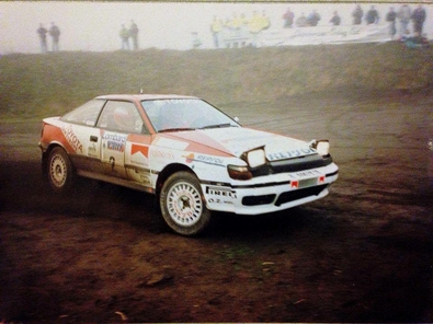 Carlos Sainz - Luís Moya
46º Lombard RAC Rally 1990. Toyota Celica GT-4 -ST165- (K-AM 7878). Clasificado 1º.

Del 25 al 28 de Noviembre, Harrogate, Yorkshire, Inglaterra.
Superficie: tierra.

El Rally tenia un total de 2358.77 Km de los que 566.27 Km divididos en 41 tramos eran especiales.

Se inscribieron 184 equipos, tomaron la salida 176, finalizaron 94.@
Palabras clave: ;Toyota;Celica;ST165;Inglaterra;RAC_Rally;1990