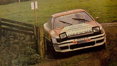 Carlos Sainz - Luís Moya
46º Lombard RAC Rally 1990. Toyota Celica GT-4 -ST165- (K-AM 7878). Clasificado 1º.

Del 25 al 28 de Noviembre, Harrogate, Yorkshire, Inglaterra.
Superficie: tierra.

El Rally tenia un total de 2358.77 Km de los que 566.27 Km divididos en 41 tramos eran especiales.

Se inscribieron 184 equipos, tomaron la salida 176, finalizaron 94.@
Palabras clave: ;Toyota;Celica;ST165;Inglaterra;RAC_Rally;1990