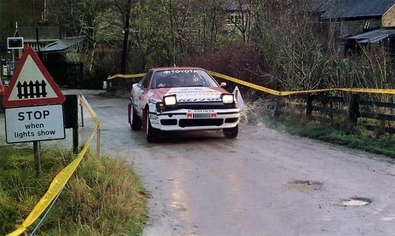 Carlos Sainz - Luís Moya
46º Lombard RAC Rally 1990. Toyota Celica GT-4 -ST165- (K-AM 7878). Clasificado 1º.

Del 25 al 28 de Noviembre, Harrogate, Yorkshire, Inglaterra.
Superficie: tierra.

El Rally tenia un total de 2358.77 Km de los que 566.27 Km divididos en 41 tramos eran especiales.

Se inscribieron 184 equipos, tomaron la salida 176, finalizaron 94.@
Palabras clave: ;Toyota;Celica;ST165;Inglaterra;RAC_Rally;1990