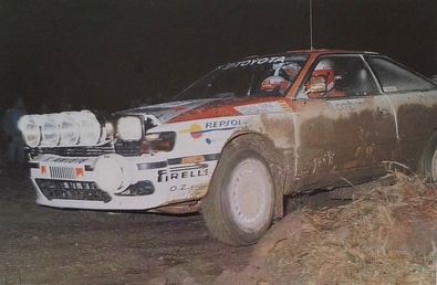 Carlos Sainz - Luís Moya
46º Lombard RAC Rally 1990. Toyota Celica GT-4 -ST165- (K-AM 7878). Clasificado 1º.

Del 25 al 28 de Noviembre, Harrogate, Yorkshire, Inglaterra.
Superficie: tierra.

El Rally tenia un total de 2358.77 Km de los que 566.27 Km divididos en 41 tramos eran especiales.

Se inscribieron 184 equipos, tomaron la salida 176, finalizaron 94.@
Palabras clave: ;Toyota;Celica;ST165;Inglaterra;RAC_Rally;1990