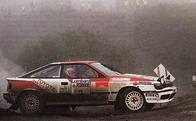 Carlos Sainz - Luís Moya
46º Lombard RAC Rally 1990. Toyota Celica GT-4 -ST165- (K-AM 7878). Clasificado 1º.

Del 25 al 28 de Noviembre, Harrogate, Yorkshire, Inglaterra.
Superficie: tierra.

El Rally tenia un total de 2358.77 Km de los que 566.27 Km divididos en 41 tramos eran especiales.

Se inscribieron 184 equipos, tomaron la salida 176, finalizaron 94.@
Palabras clave: ;Toyota;Celica;ST165;Inglaterra;RAC_Rally;1990